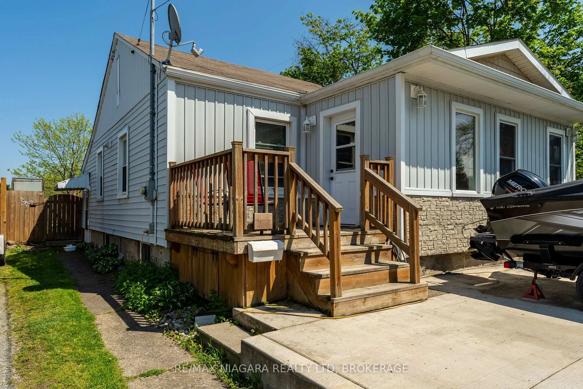Photo 2 of 18 1/2 Willow Street, St. Catharines, Burleigh Hill — HOMEH