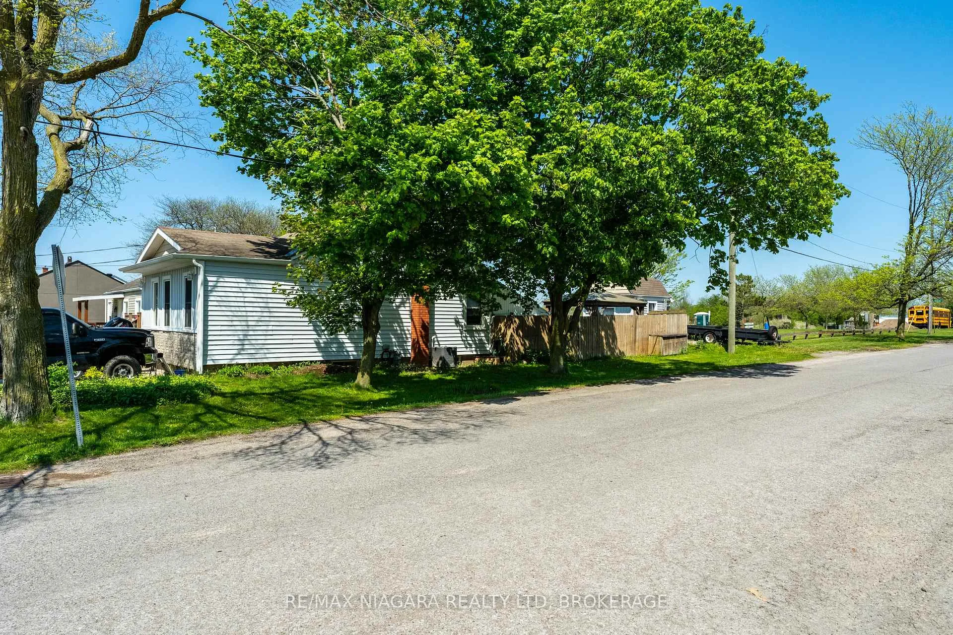 Photo 3 of 18 1/2 Willow Street, St. Catharines, Burleigh Hill — HOMEH