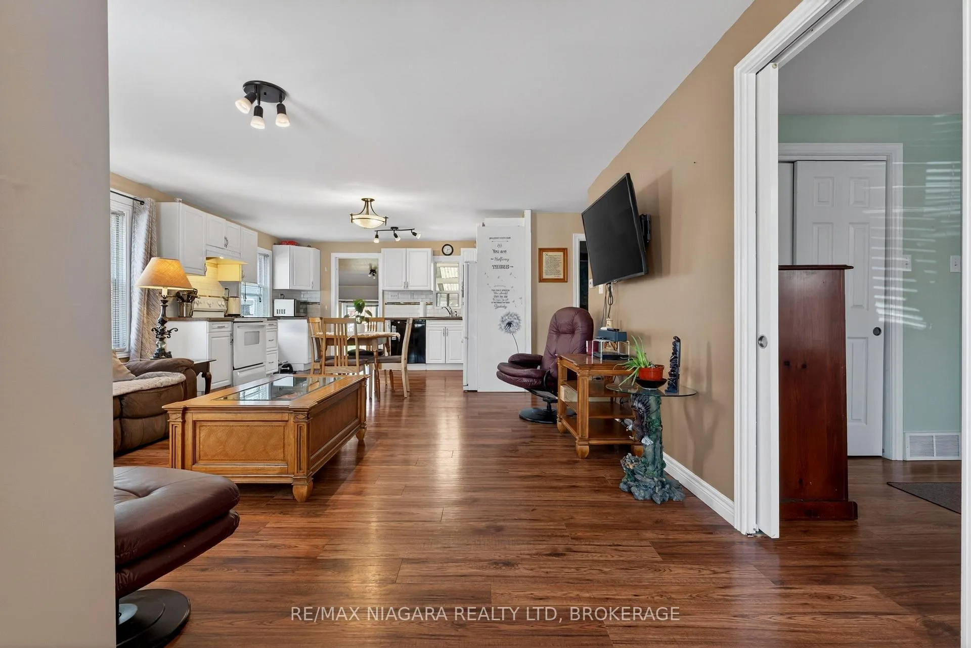 Photo 6 of 18 1/2 Willow Street, St. Catharines, Burleigh Hill — HOMEH