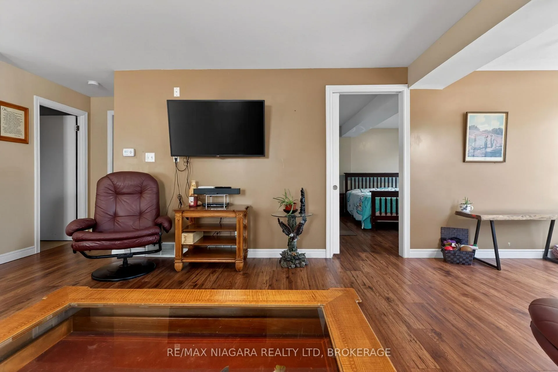 Photo 10 of 18 1/2 Willow Street, St. Catharines, Burleigh Hill — HOMEH