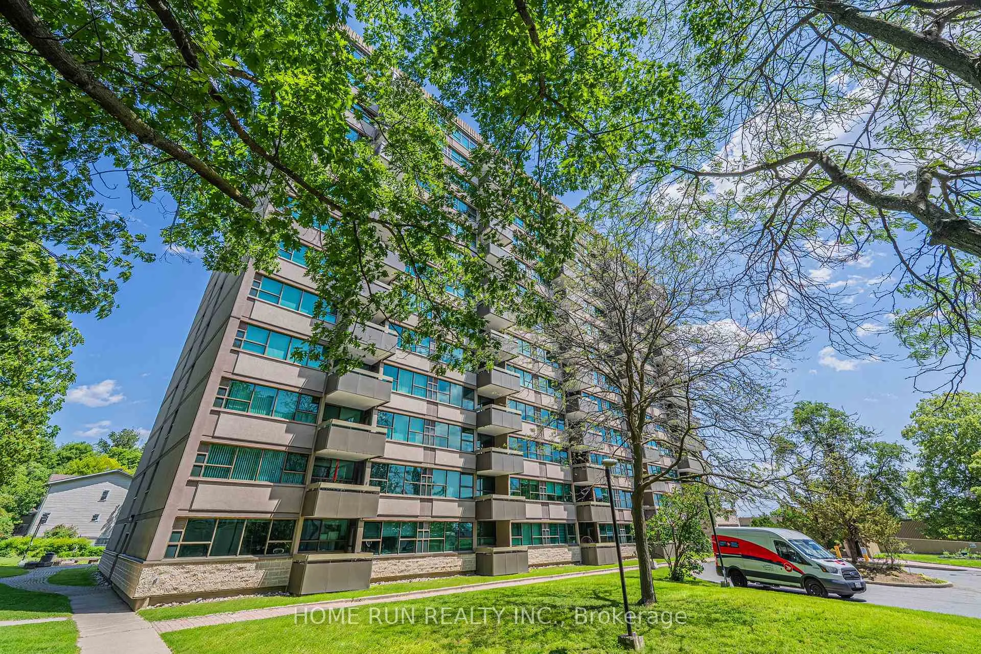 Photo 3 of Unit 1111, 555 Brittany Drive, Ottawa, Viscount Alexander Park — HOMEH