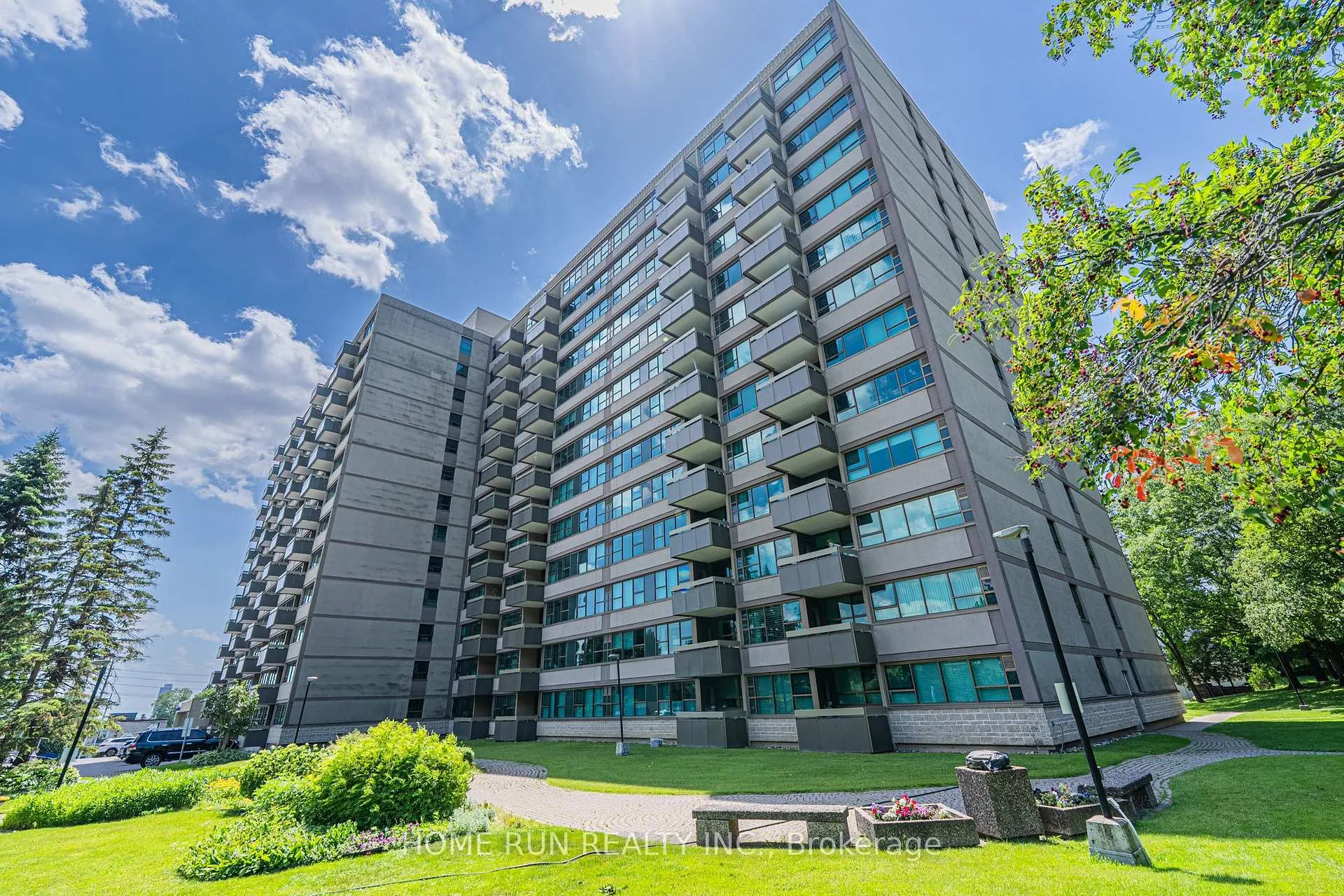 Photo 4 of Unit 1111, 555 Brittany Drive, Ottawa, Viscount Alexander Park — HOMEH