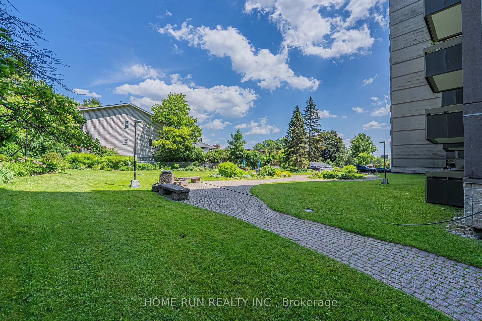 Photo 5 of Unit 1111, 555 Brittany Drive, Ottawa, Viscount Alexander Park — HOMEH