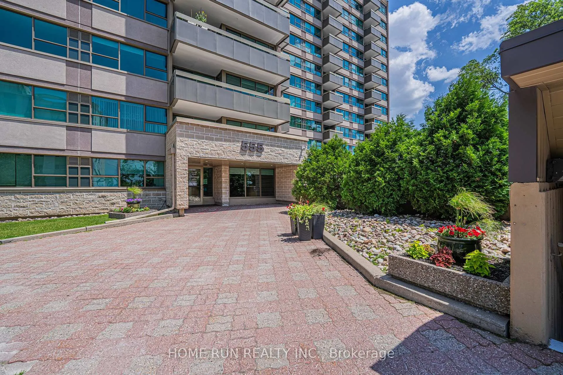 Photo 8 of Unit 1111, 555 Brittany Drive, Ottawa, Viscount Alexander Park — HOMEH