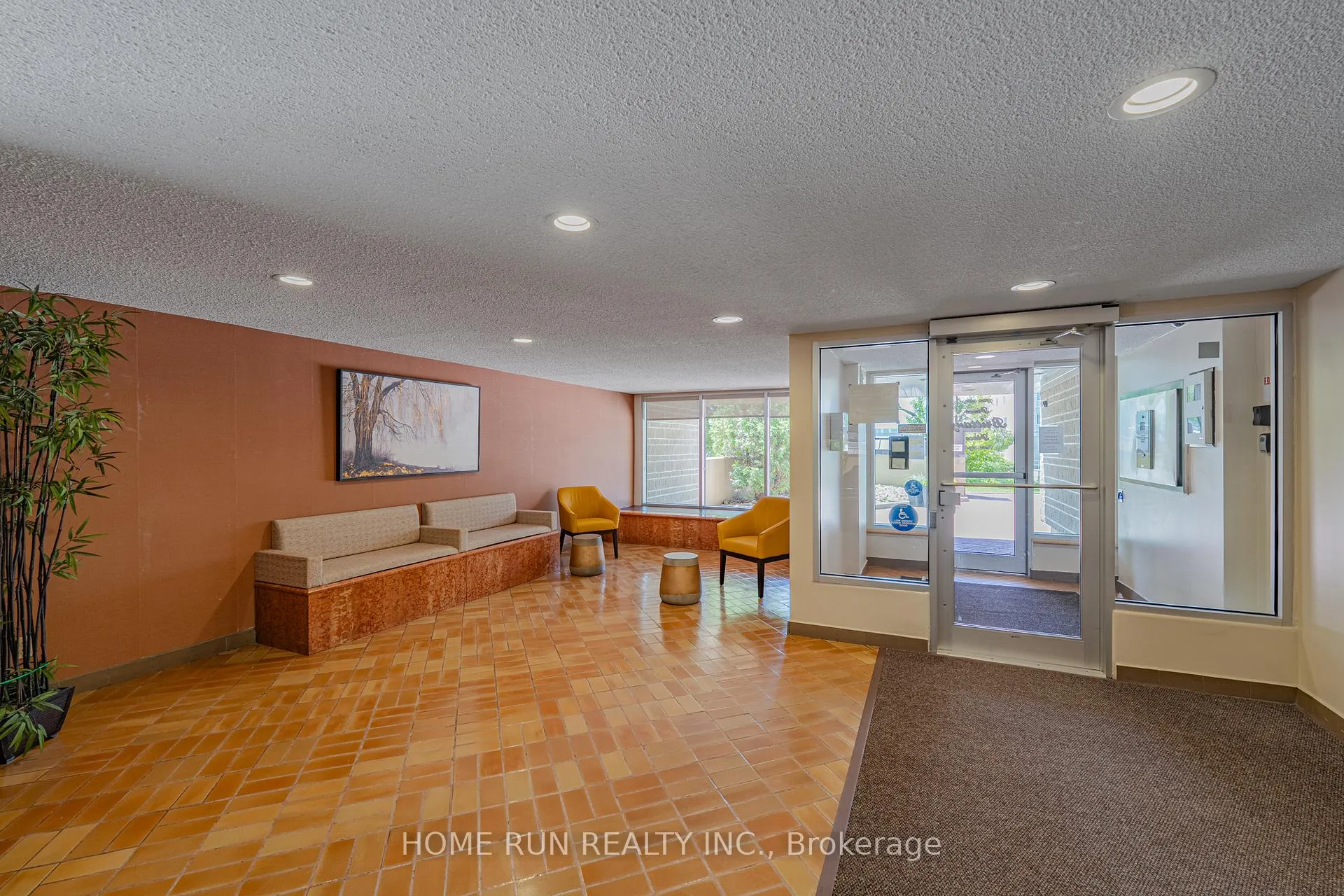 Photo 11 of Unit 1111, 555 Brittany Drive, Ottawa, Viscount Alexander Park — HOMEH