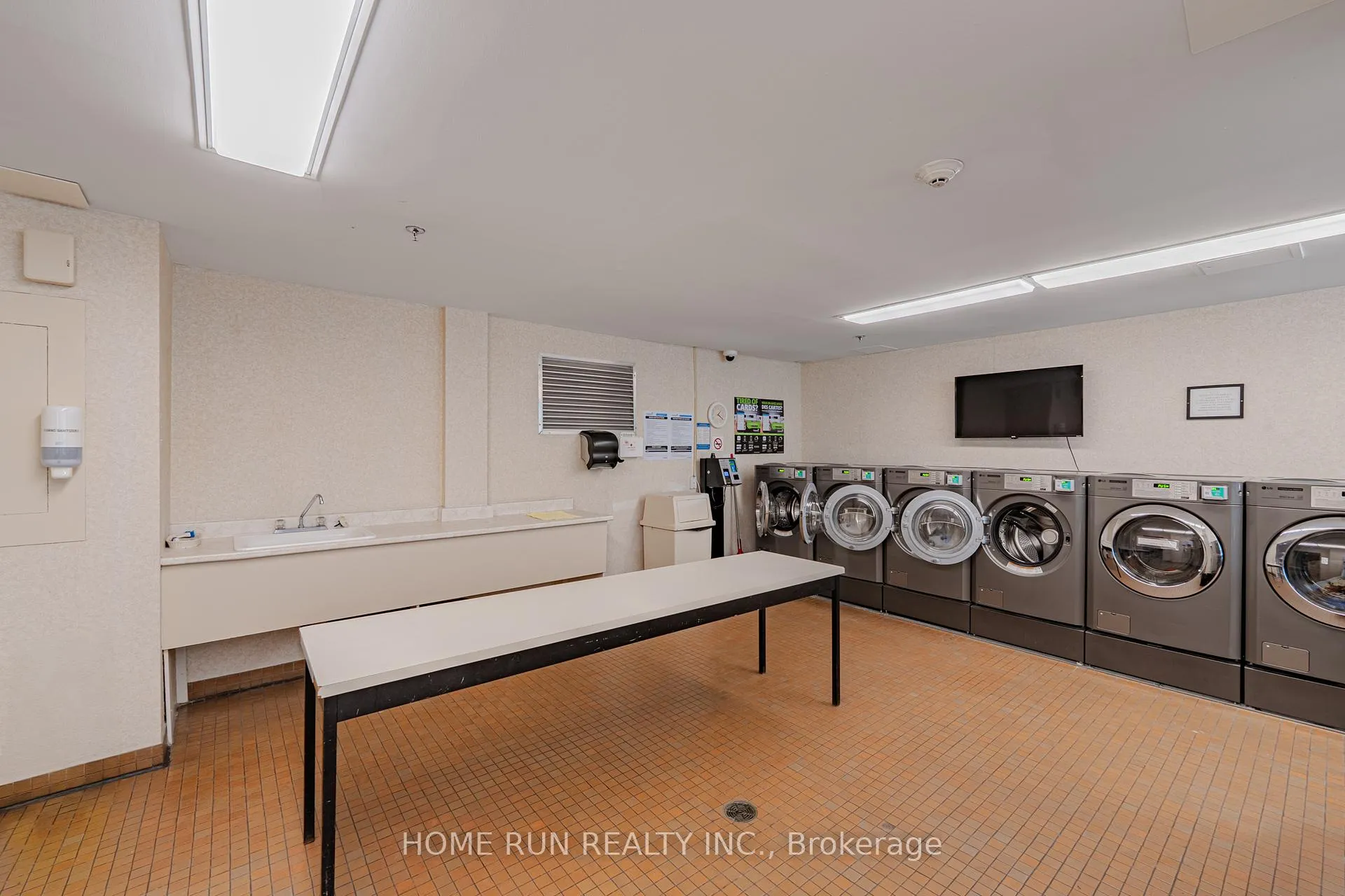 Photo 18 of Unit 1111, 555 Brittany Drive, Ottawa, Viscount Alexander Park — HOMEH