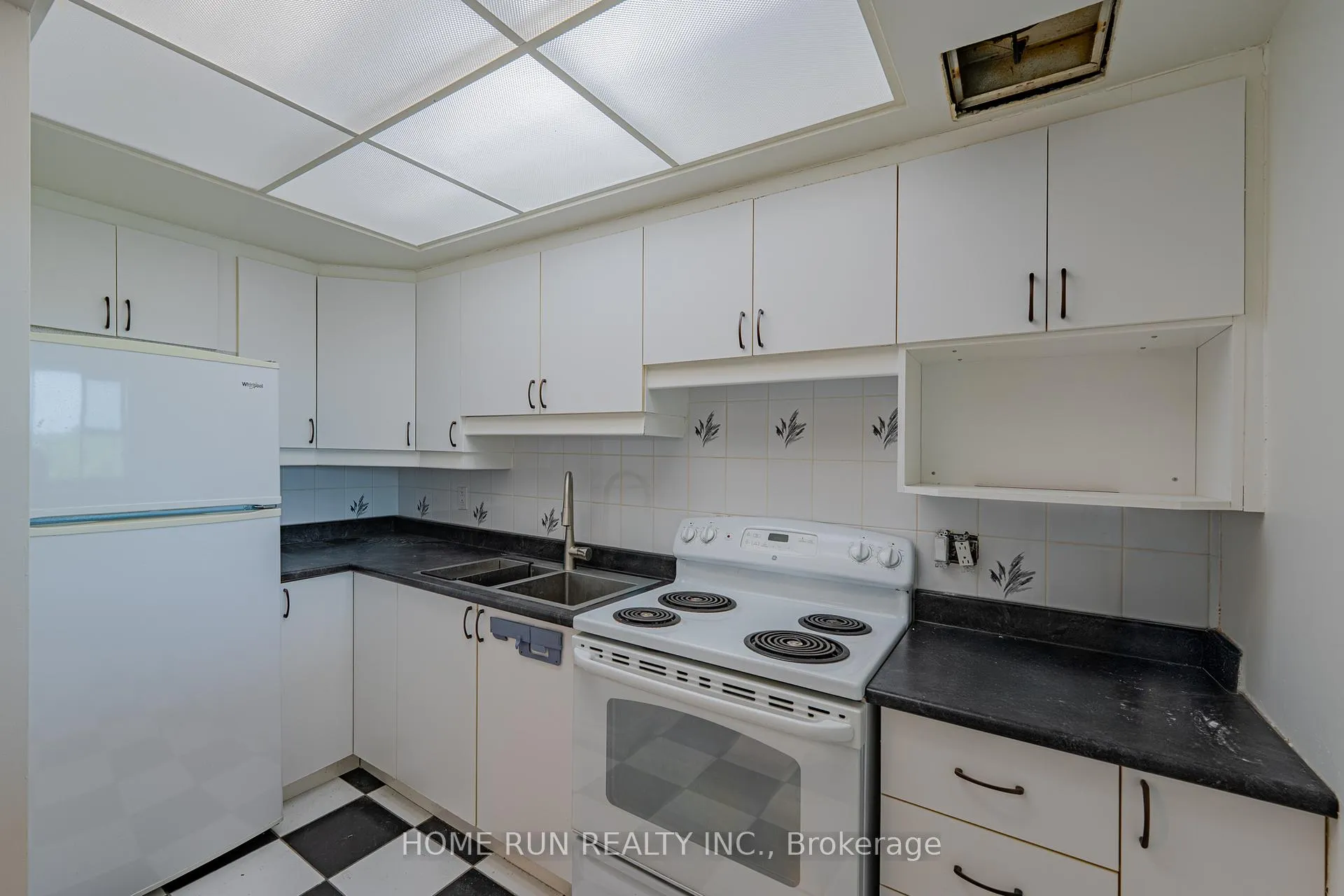 Photo 30 of Unit 1111, 555 Brittany Drive, Ottawa, Viscount Alexander Park — HOMEH