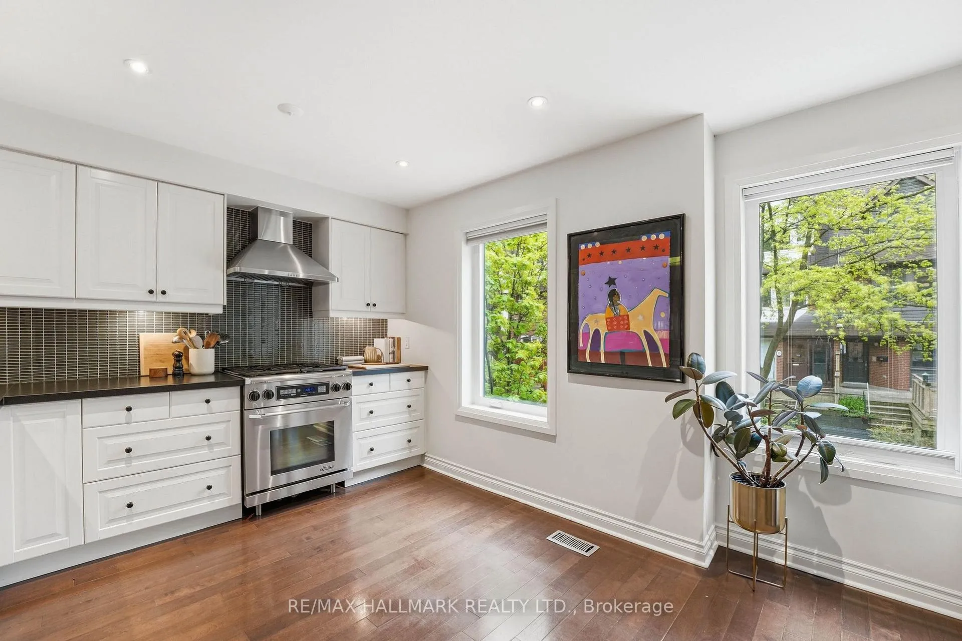 Photo 11 of 26 Longboat Avenue, Toronto, Waterfront Communities — HOMEH
