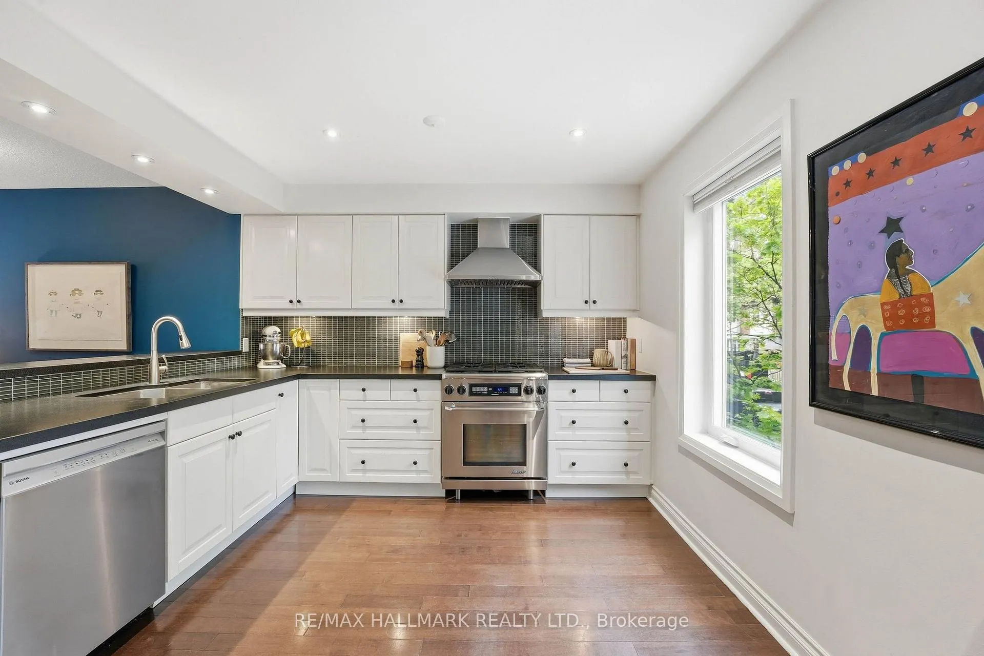 Photo 12 of 26 Longboat Avenue, Toronto, Waterfront Communities — HOMEH
