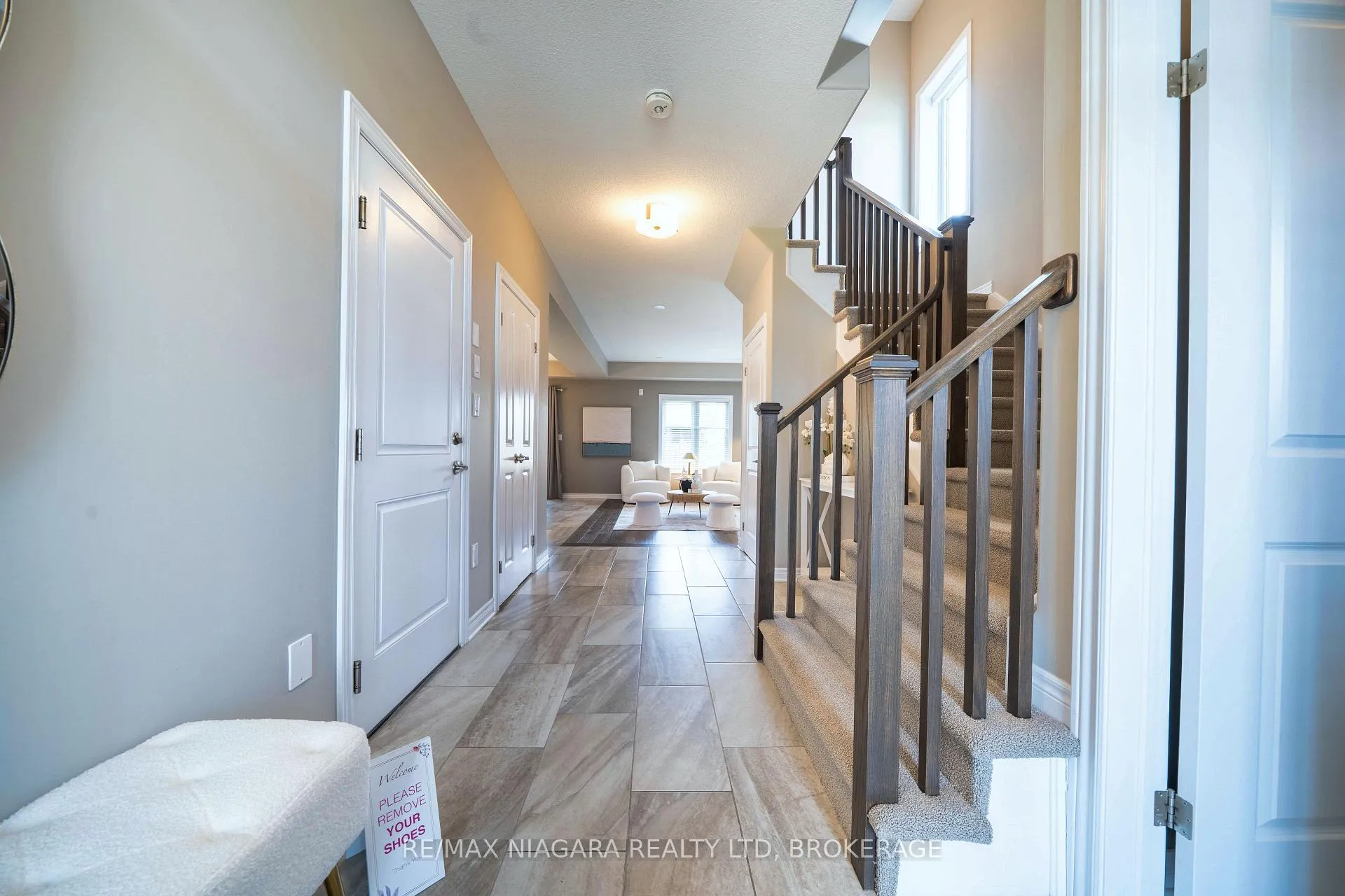 Photo 4 of 9385 Eagle Ridge Drive, Niagara Falls, Forestview — HOMEH
