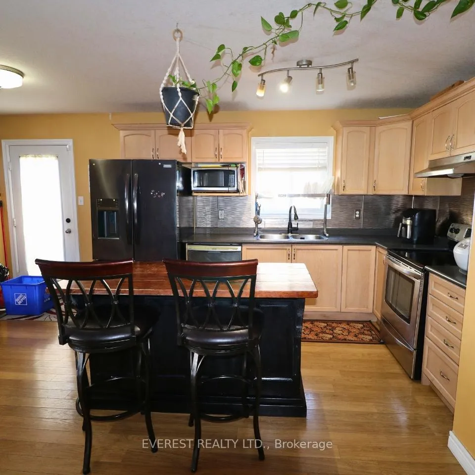Photo 6 of 949 Marigold Street, London, North C — HOMEH