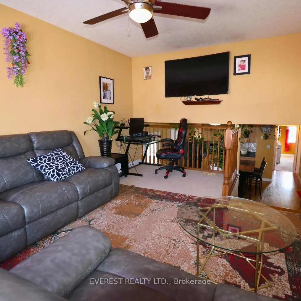 Photo 12 of 949 Marigold Street, London, North C — HOMEH