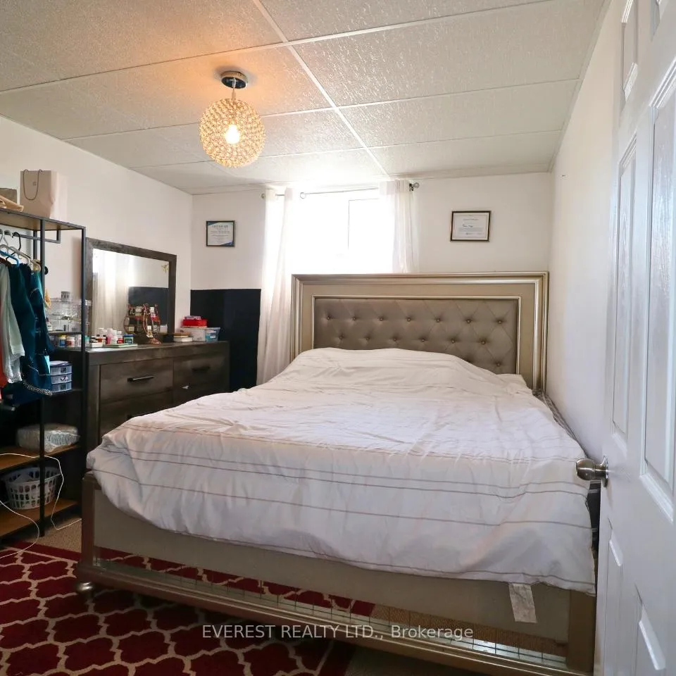 Photo 17 of 949 Marigold Street, London, North C — HOMEH