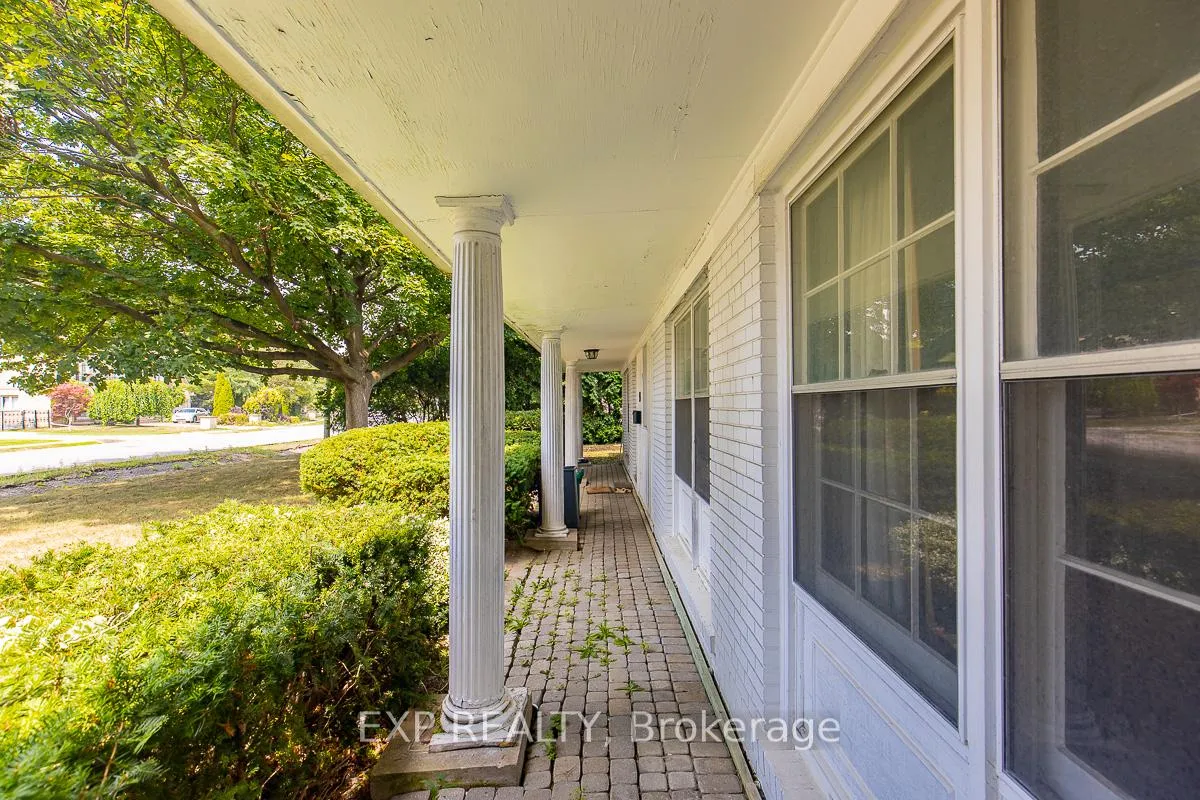 Photo 3 of 9 Laureleaf Road, Markham, Bayview Glen — HOMEH