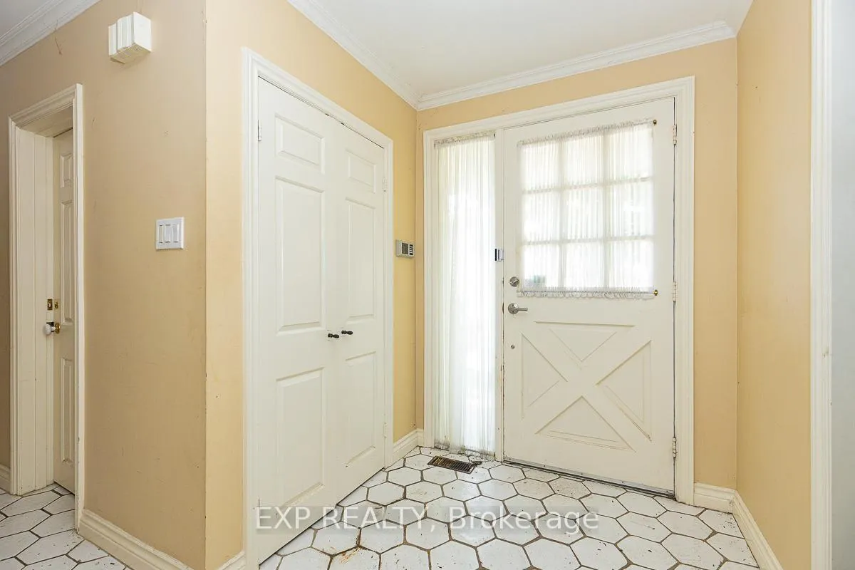Photo 4 of 9 Laureleaf Road, Markham, Bayview Glen — HOMEH