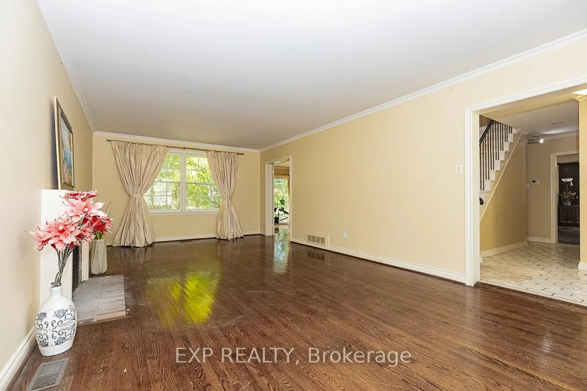 Photo 5 of 9 Laureleaf Road, Markham, Bayview Glen — HOMEH