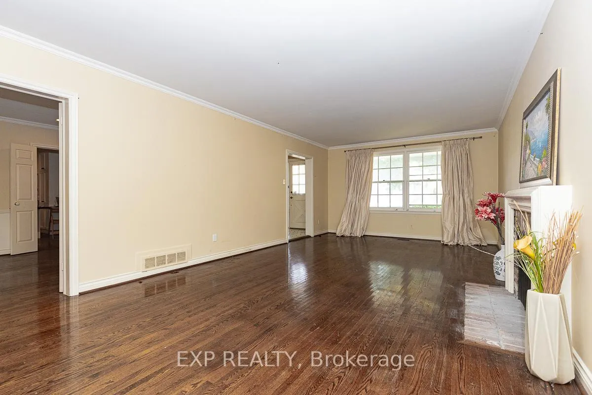 Photo 6 of 9 Laureleaf Road, Markham, Bayview Glen — HOMEH