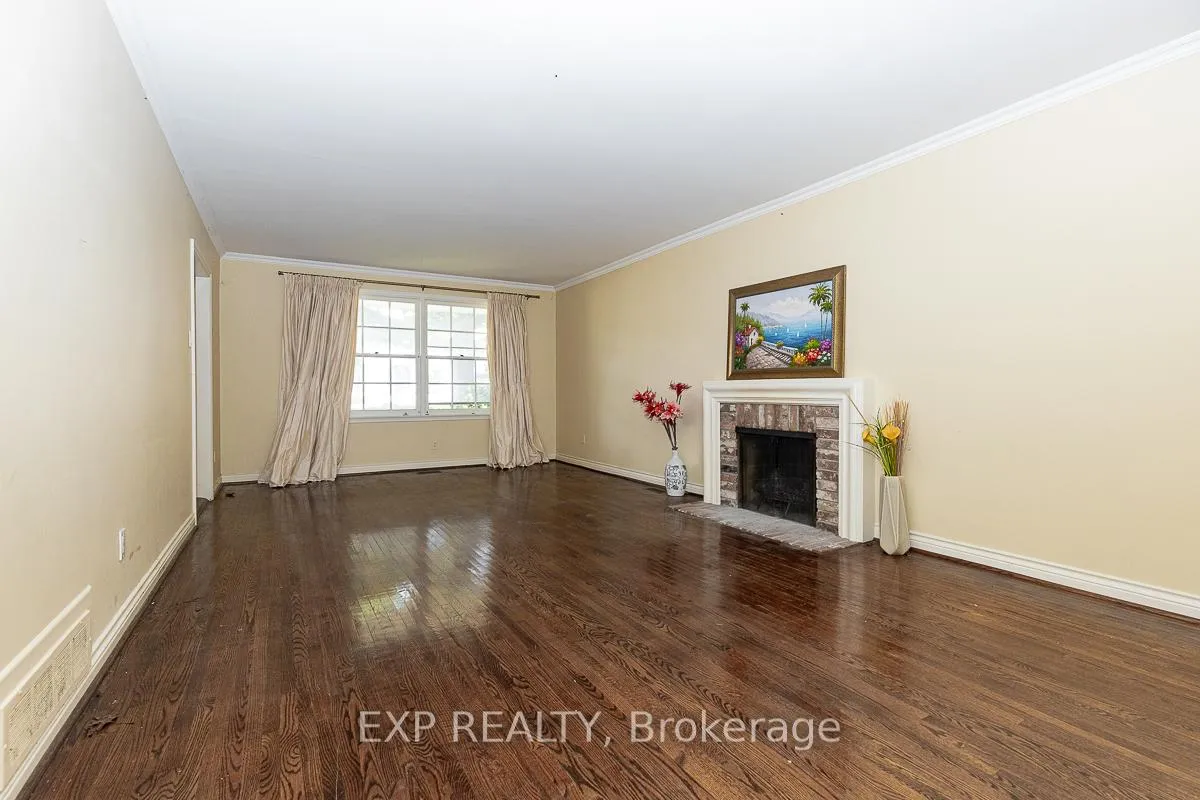 Photo 7 of 9 Laureleaf Road, Markham, Bayview Glen — HOMEH