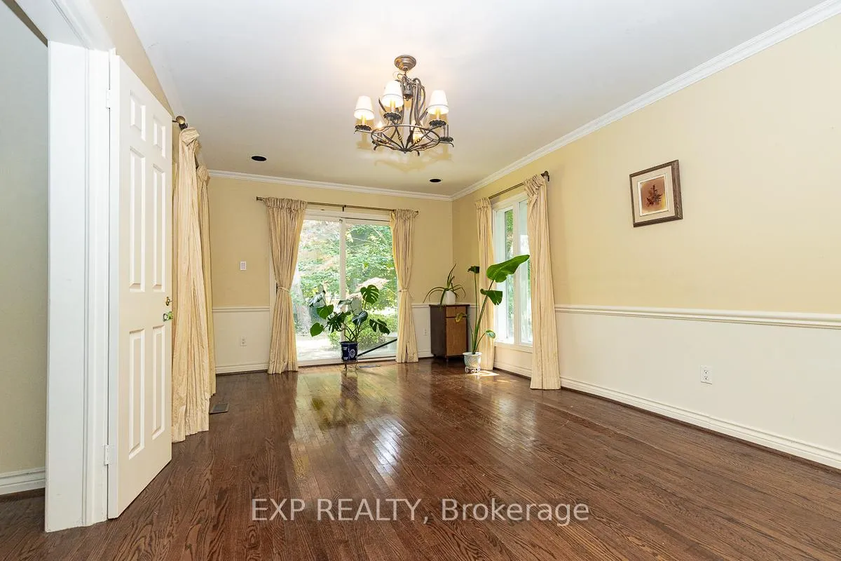 Photo 10 of 9 Laureleaf Road, Markham, Bayview Glen — HOMEH