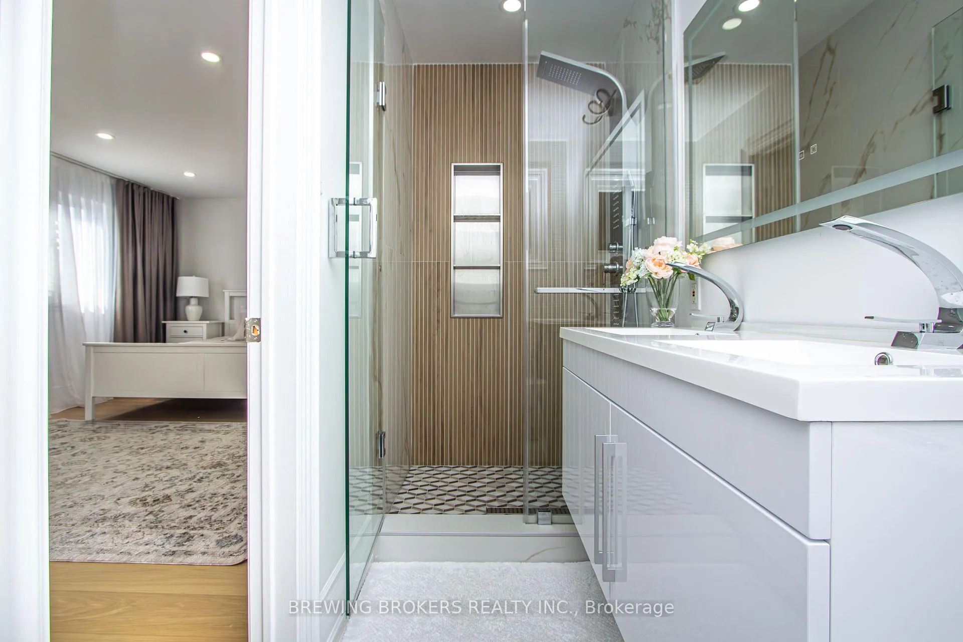 Photo 8 of 63 Marita Place, Vaughan, Glen Shields — HOMEH