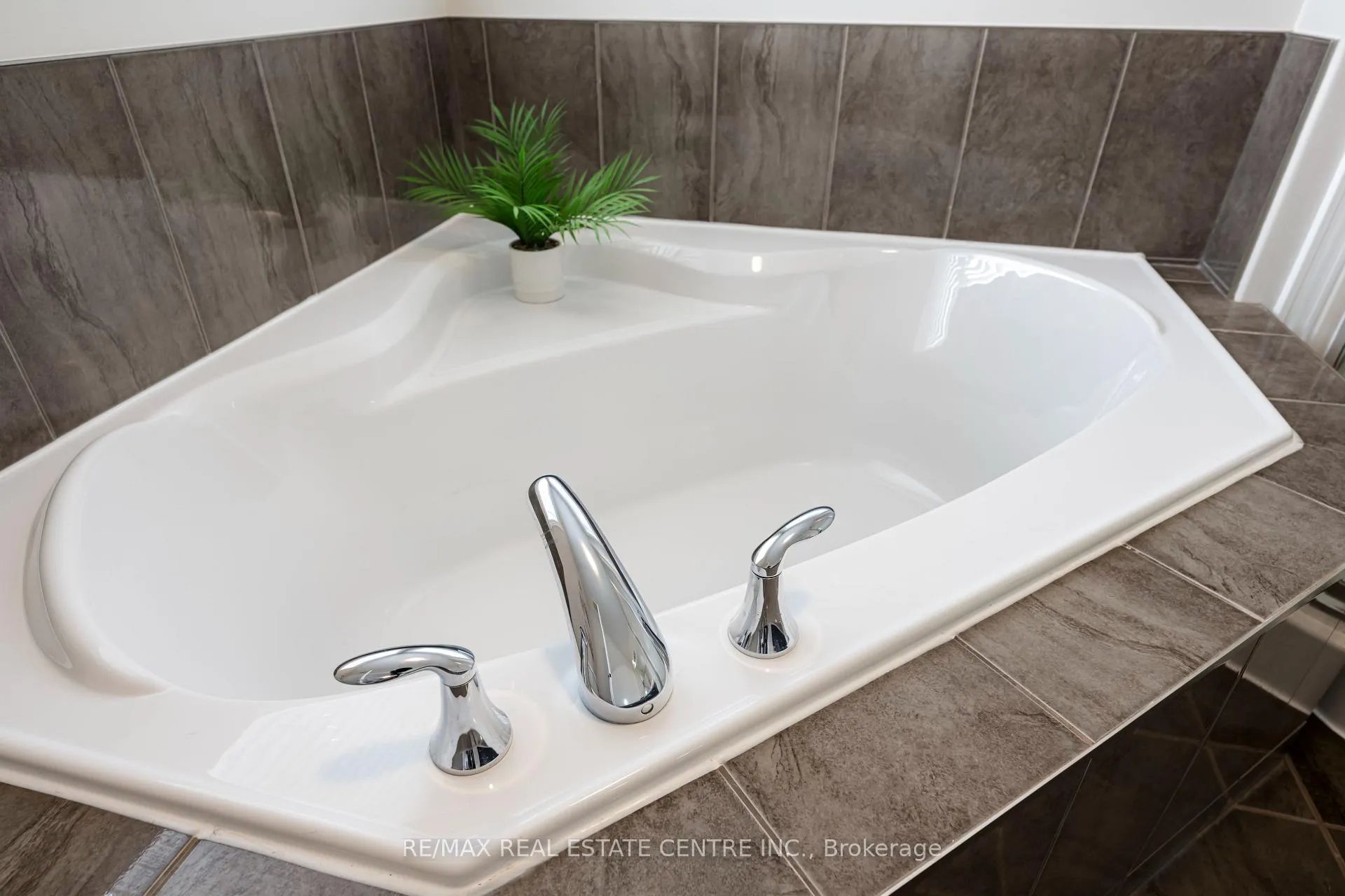Photo 38 of 51 Burt Avenue, New Tecumseth, Alliston — HOMEH