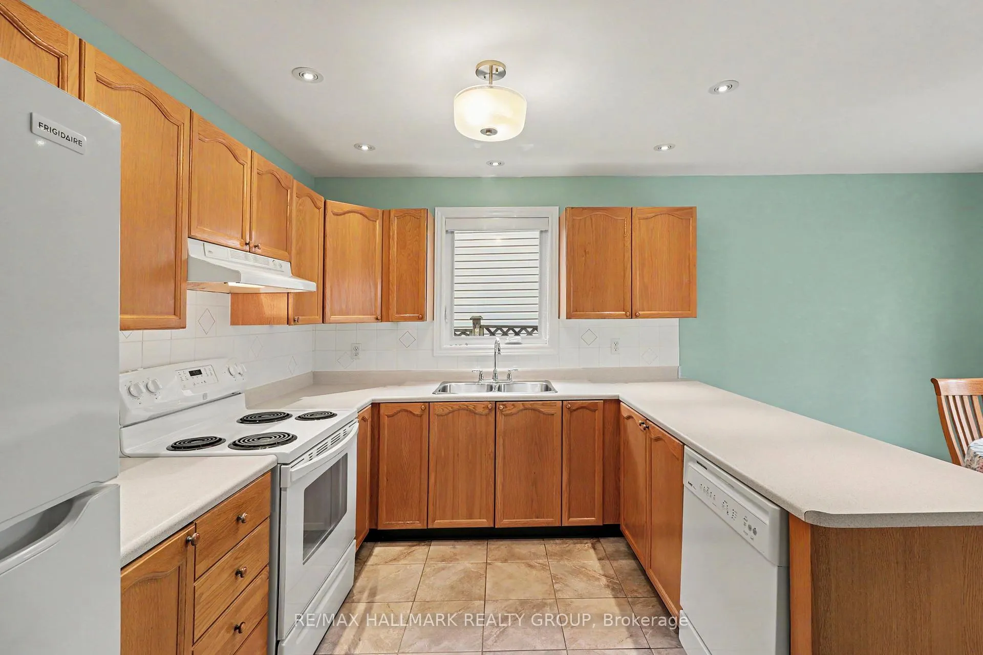 Photo 8 of 712 Morewood Crescent, Ottawa, Fallingbrook/Pineridge — HOMEH