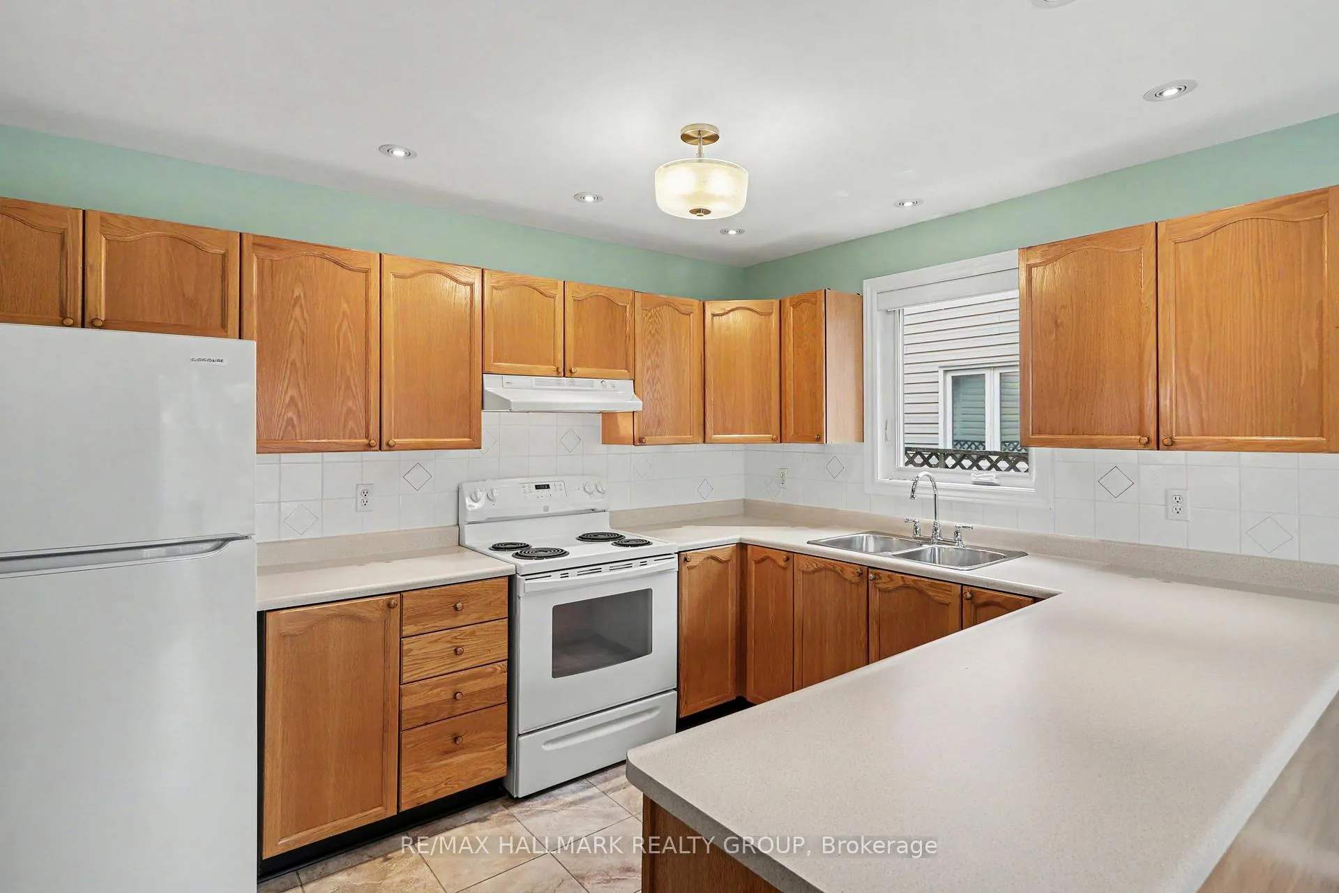 Photo 9 of 712 Morewood Crescent, Ottawa, Fallingbrook/Pineridge — HOMEH