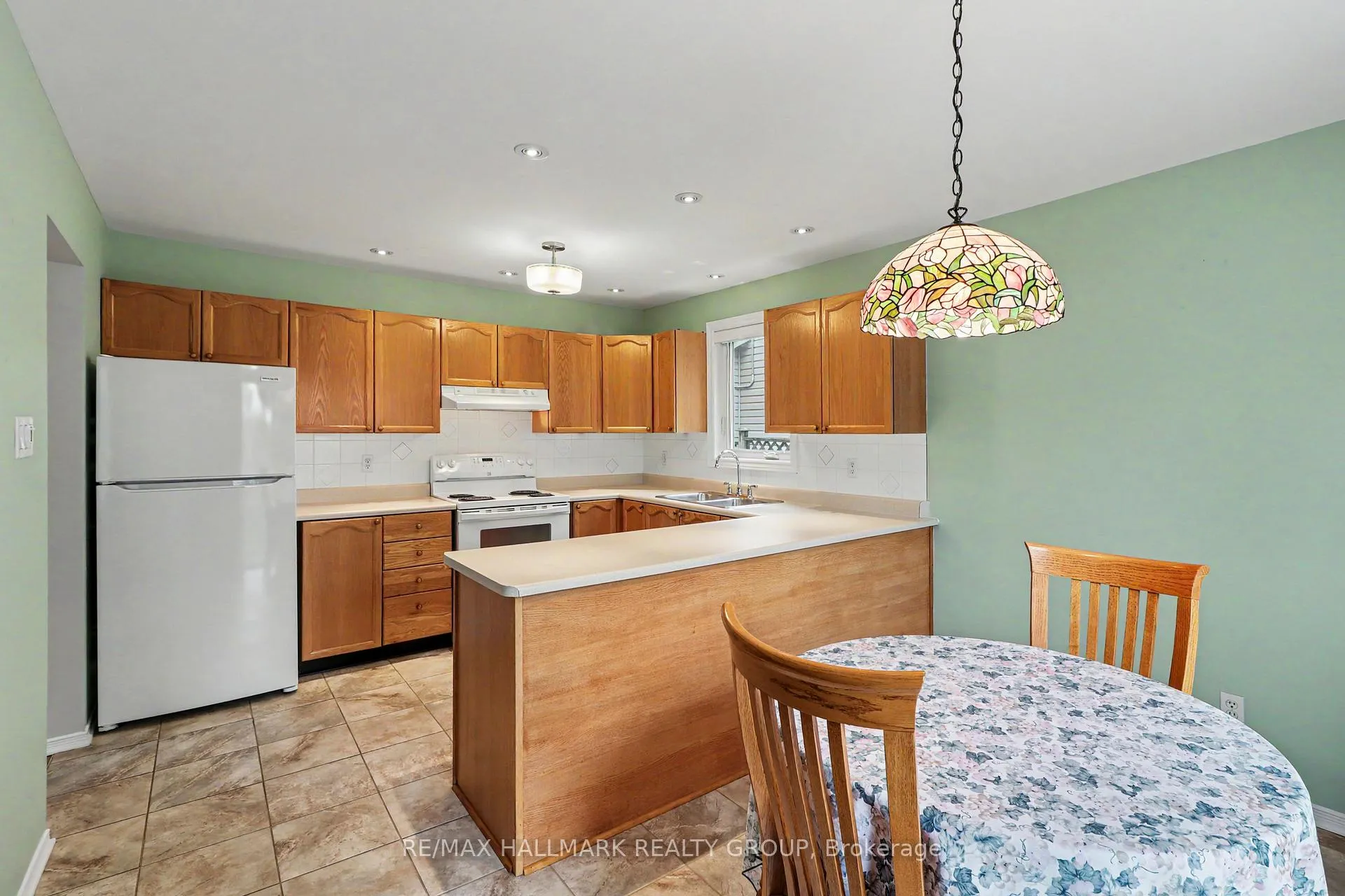 Photo 12 of 712 Morewood Crescent, Ottawa, Fallingbrook/Pineridge — HOMEH
