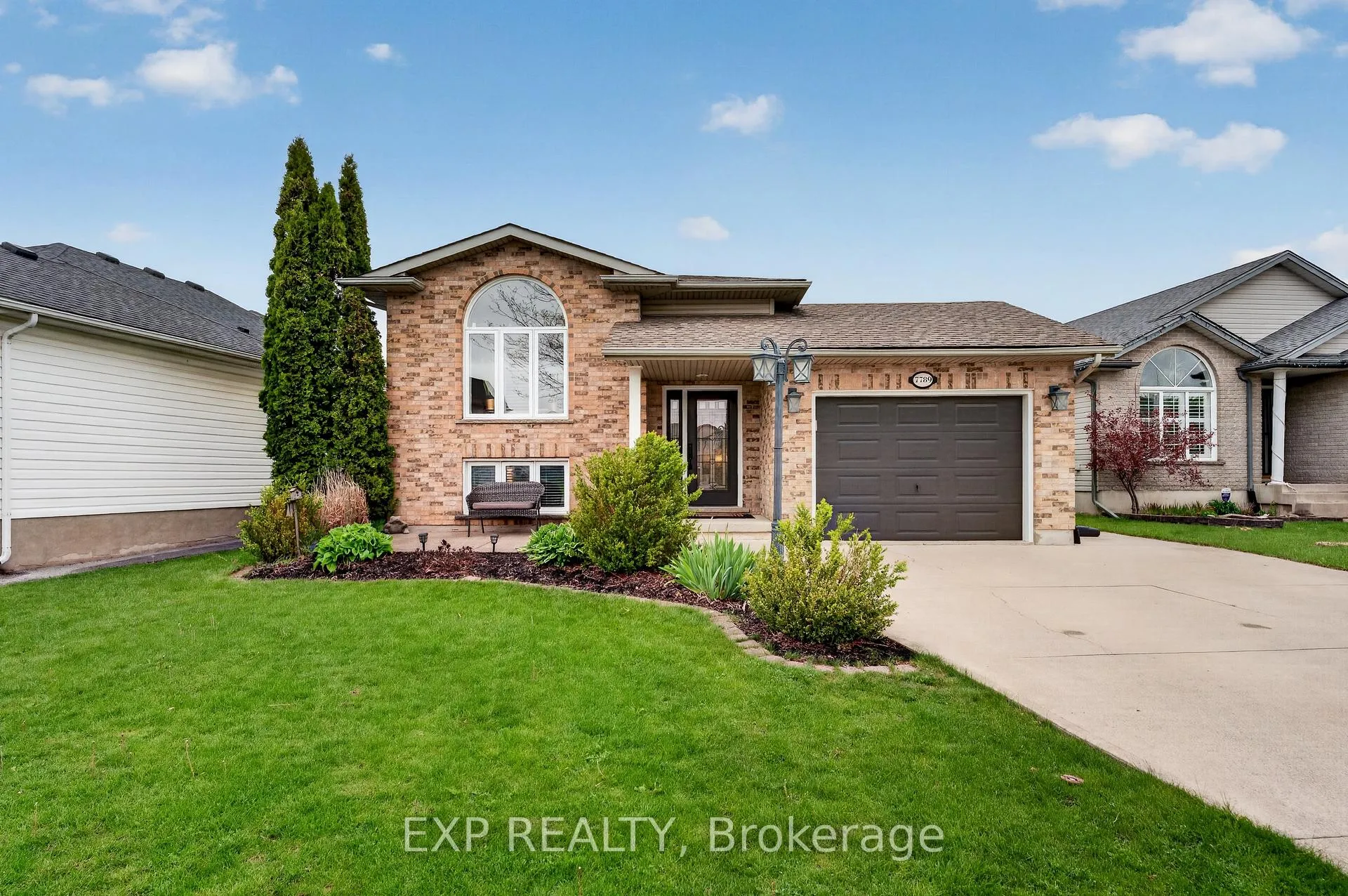 Photo 2 of 7789 Ascot Circle, Niagara Falls, Ascot — HOMEH