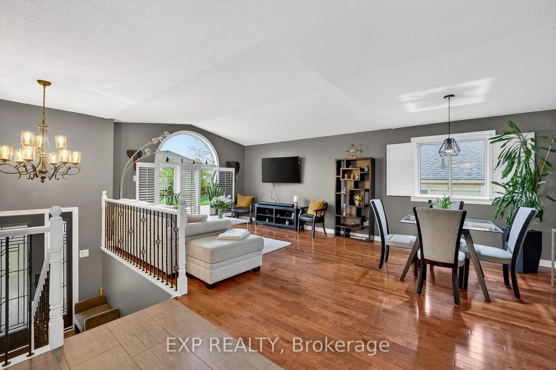 Photo 4 of 7789 Ascot Circle, Niagara Falls, Ascot — HOMEH
