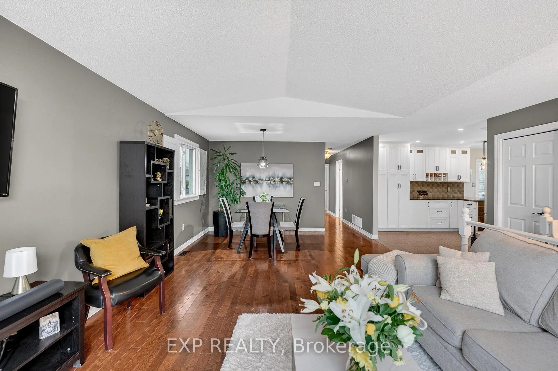 Photo 7 of 7789 Ascot Circle, Niagara Falls, Ascot — HOMEH