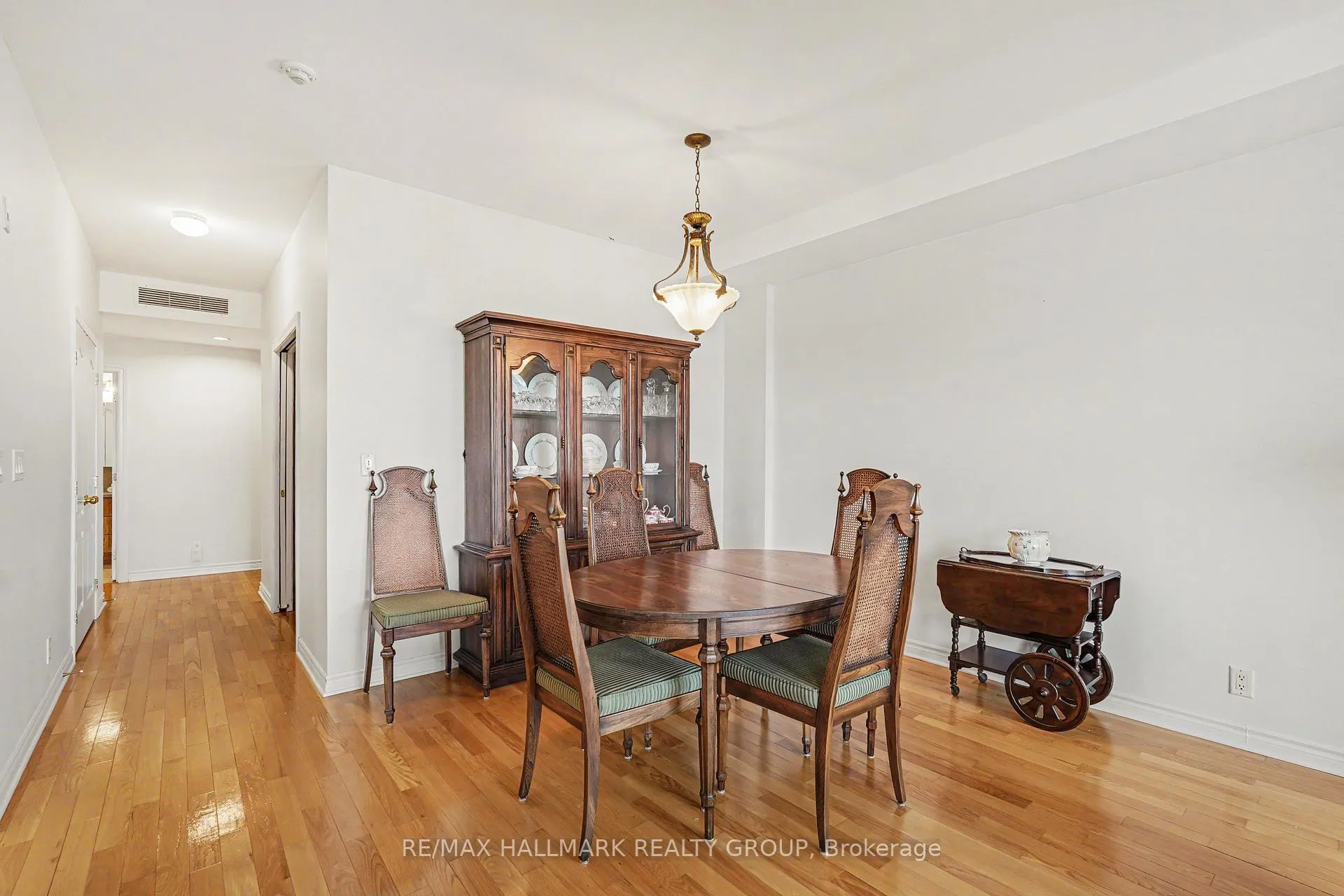 Photo 4 of Unit 702, 136 Darlington Private, Ottawa, Hunt Club/Western Community — HOMEH