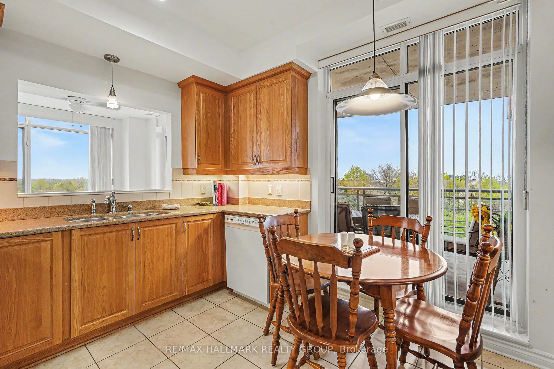 Photo 10 of Unit 702, 136 Darlington Private, Ottawa, Hunt Club/Western Community — HOMEH
