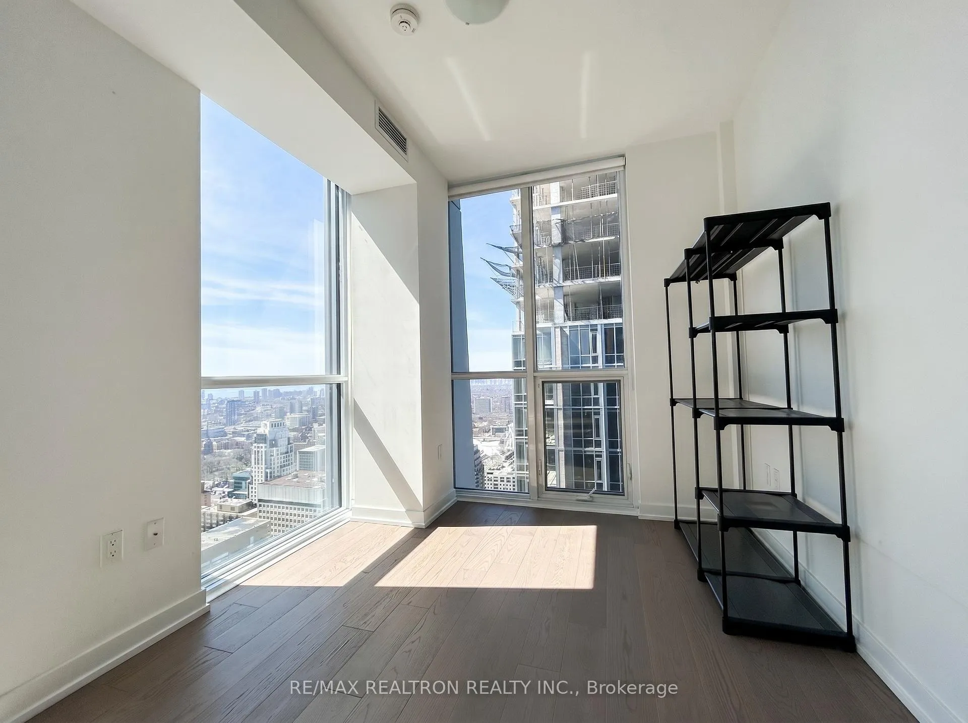 Front of Unit 4402, 1 Yorkville Avenue
