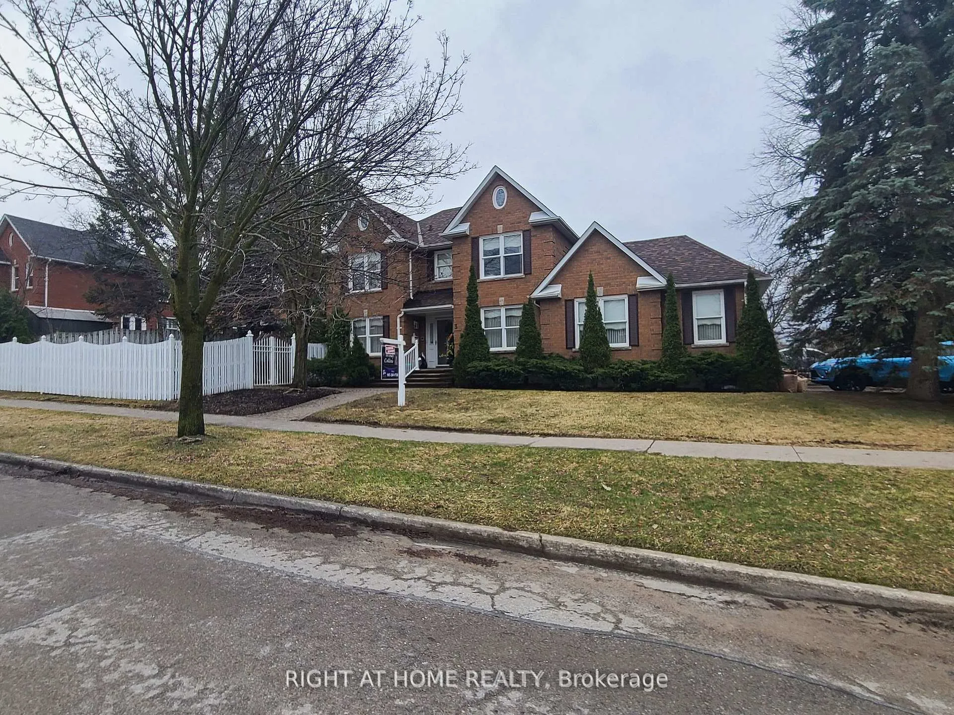 Photo 2 of 3 Hampstead Gate E, Clarington, Courtice — HOMEH