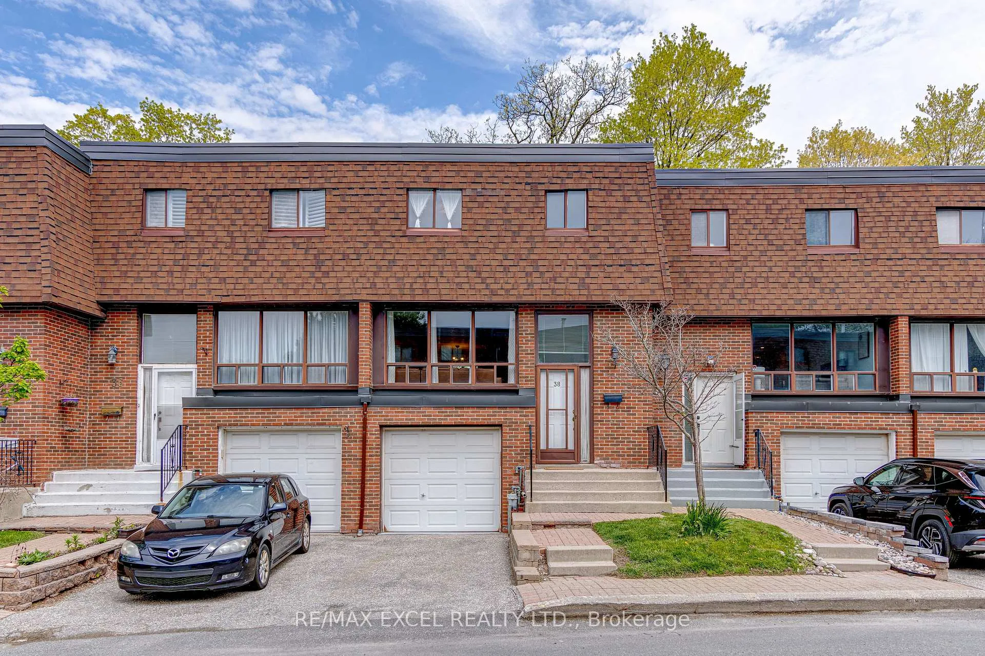 Photo 1 of 38 Stately Way, Markham, Thornhill — HOMEH