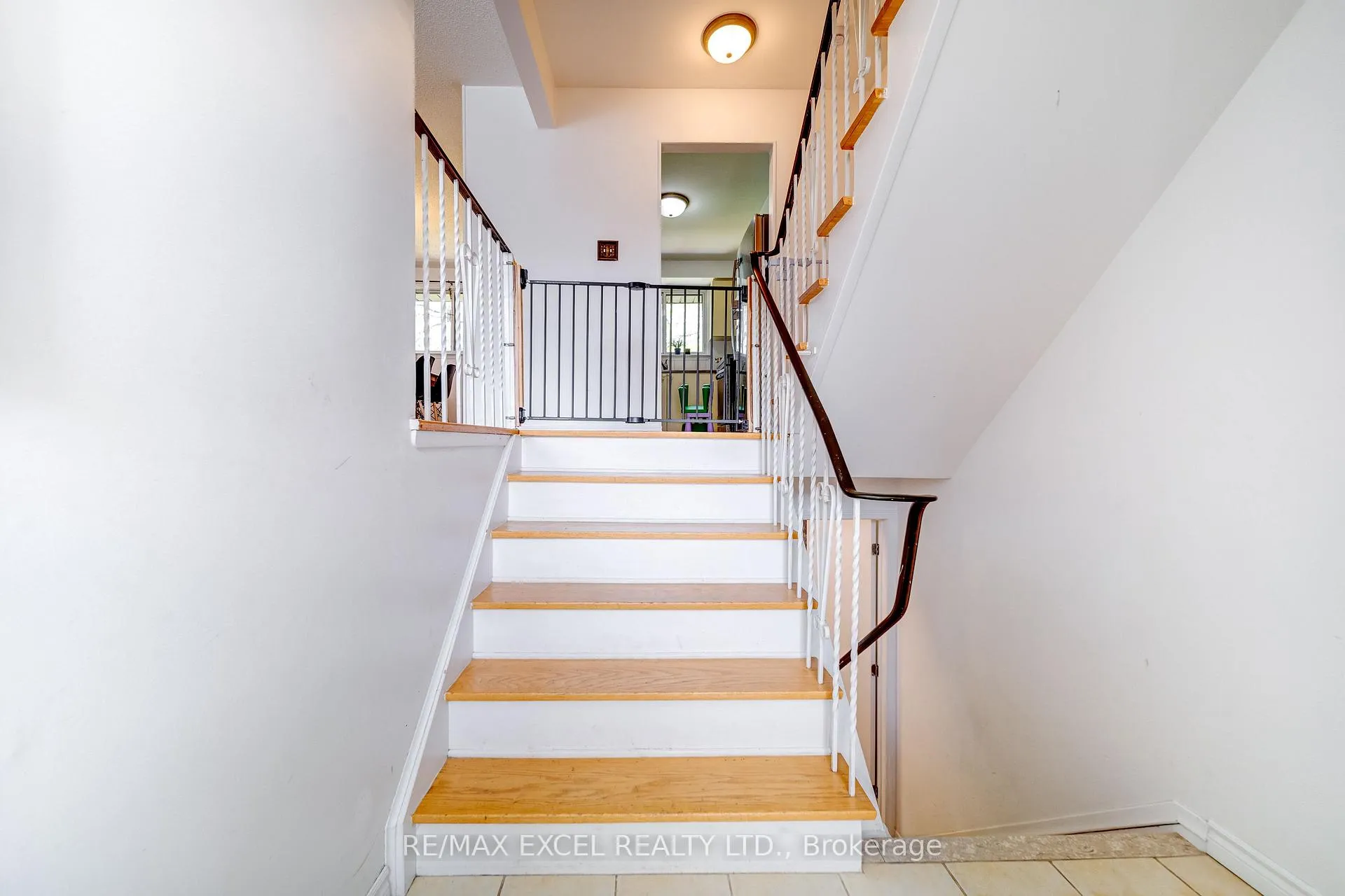 Photo 3 of 38 Stately Way, Markham, Thornhill — HOMEH