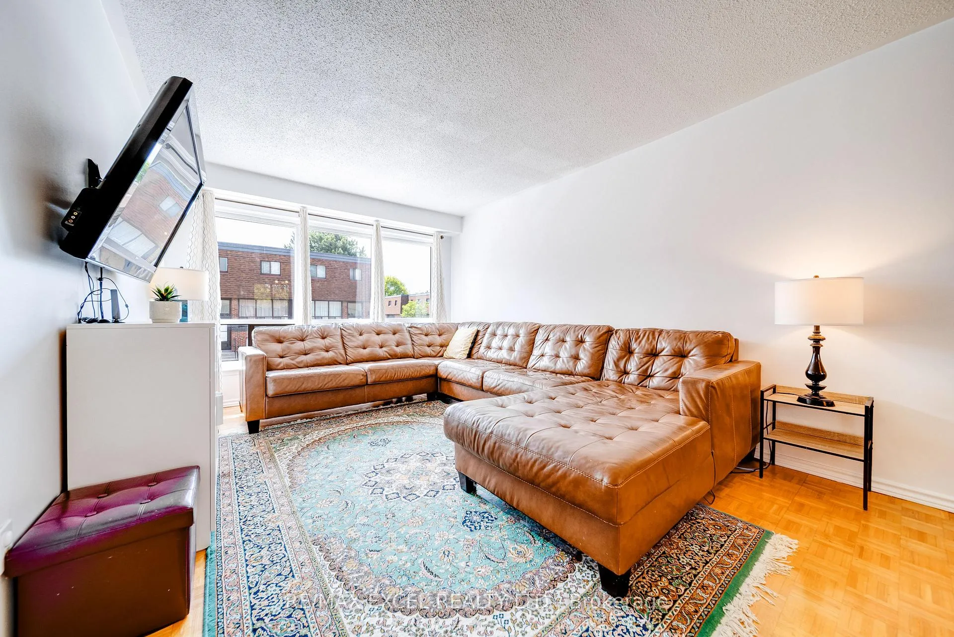 Photo 4 of 38 Stately Way, Markham, Thornhill — HOMEH