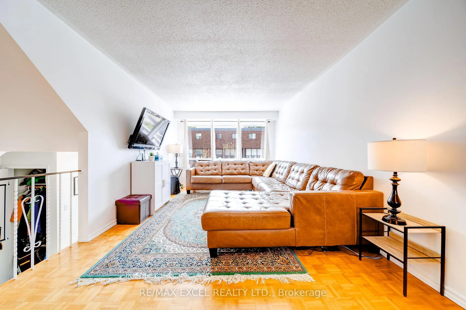 Photo 5 of 38 Stately Way, Markham, Thornhill — HOMEH