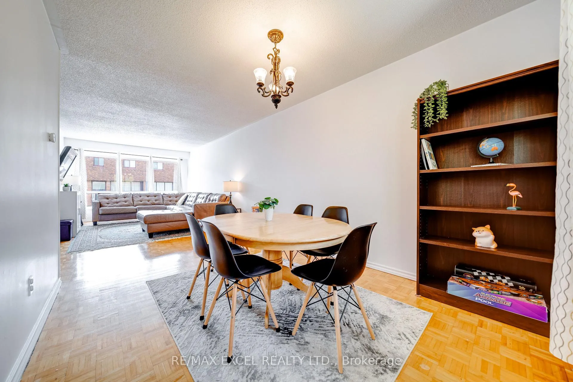 Photo 7 of 38 Stately Way, Markham, Thornhill — HOMEH