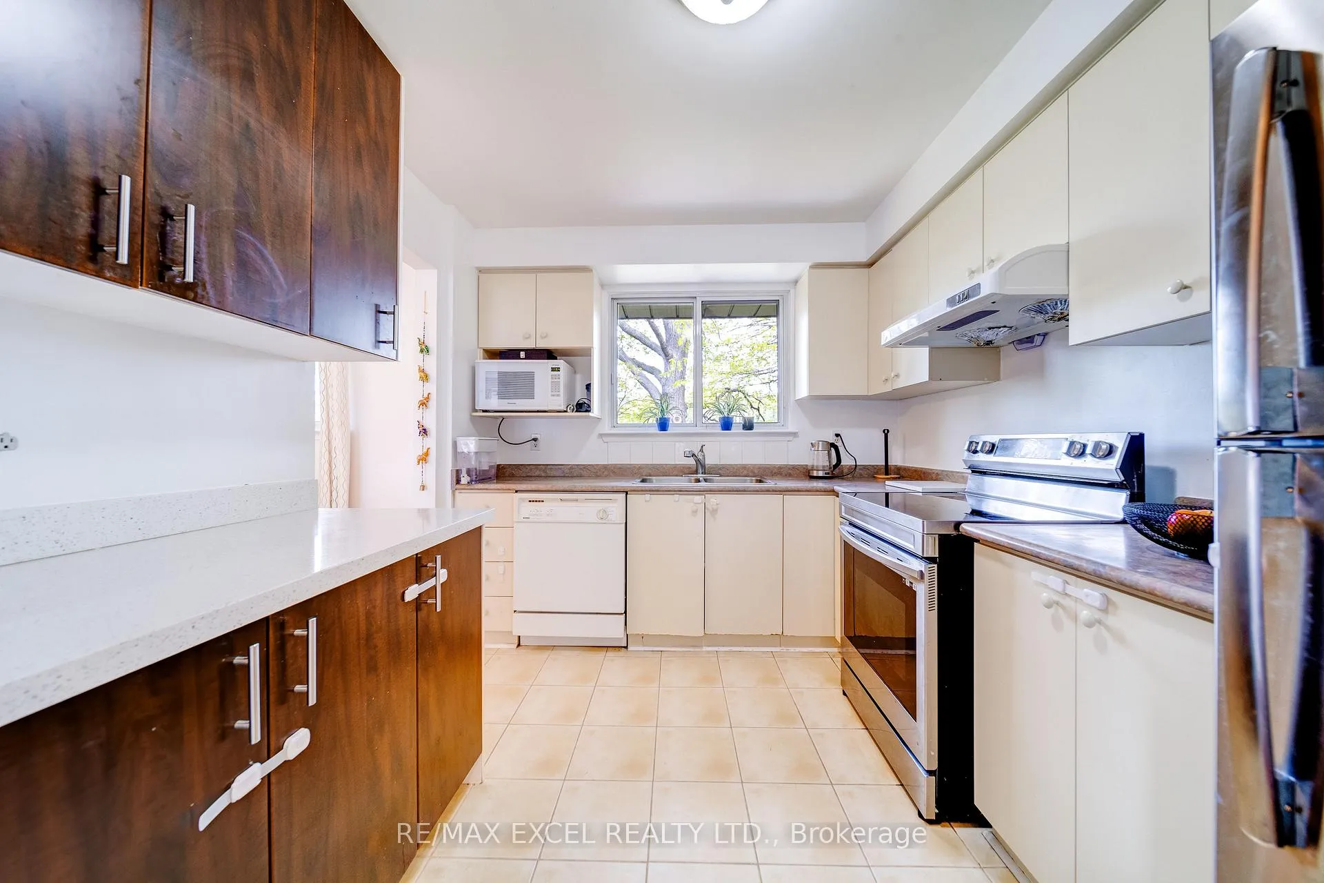 Photo 11 of 38 Stately Way, Markham, Thornhill — HOMEH