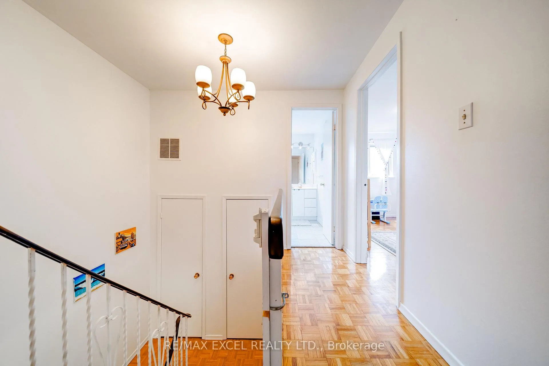 Photo 19 of 38 Stately Way, Markham, Thornhill — HOMEH