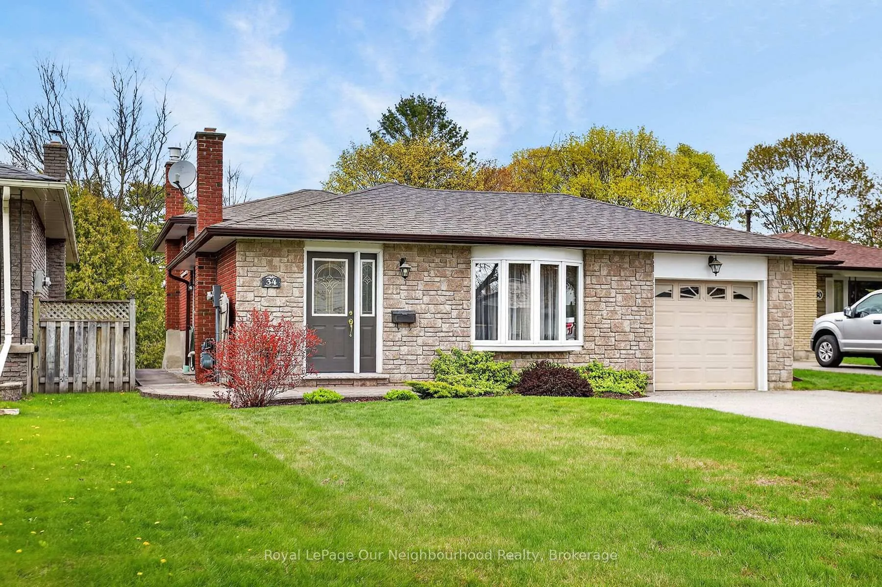 Photo 1 of 34 Brant Court, Oshawa, Samac — HOMEH