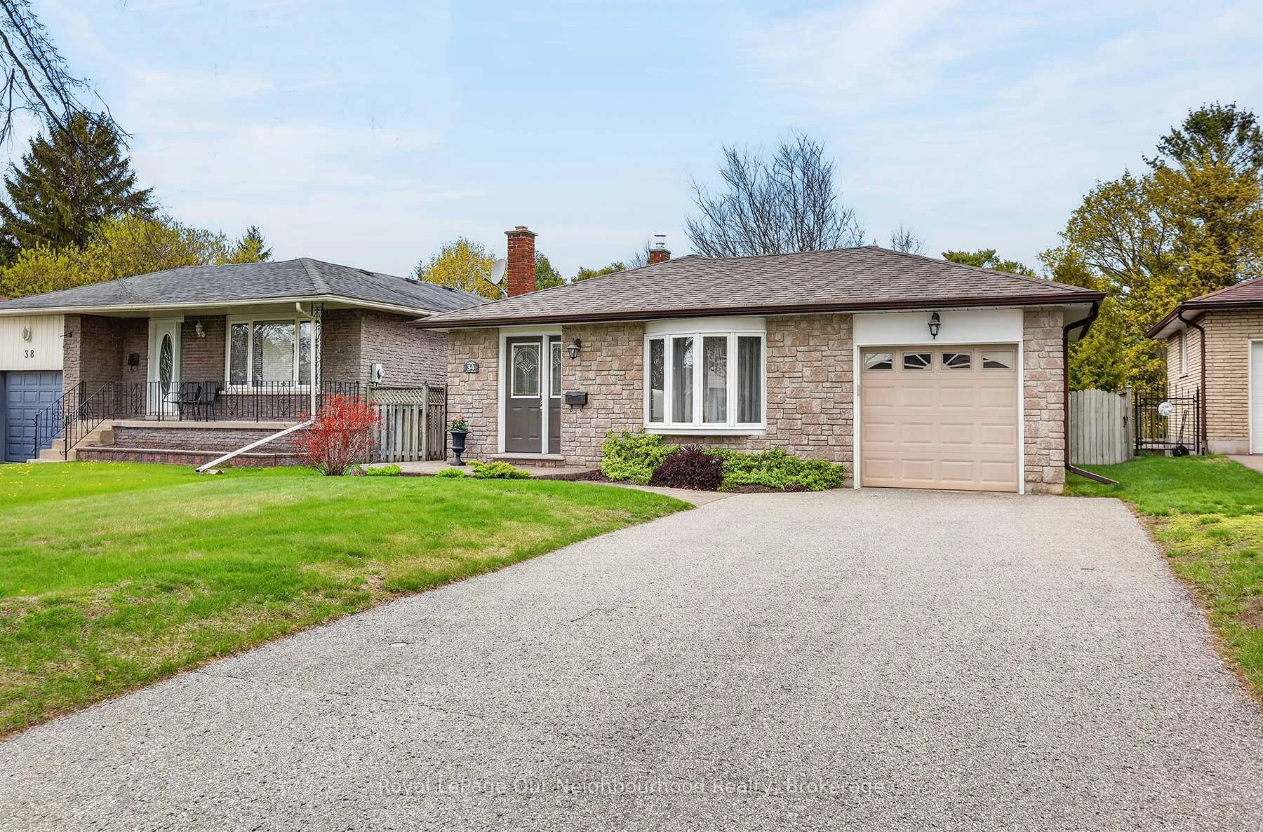 Photo 2 of 34 Brant Court, Oshawa, Samac — HOMEH