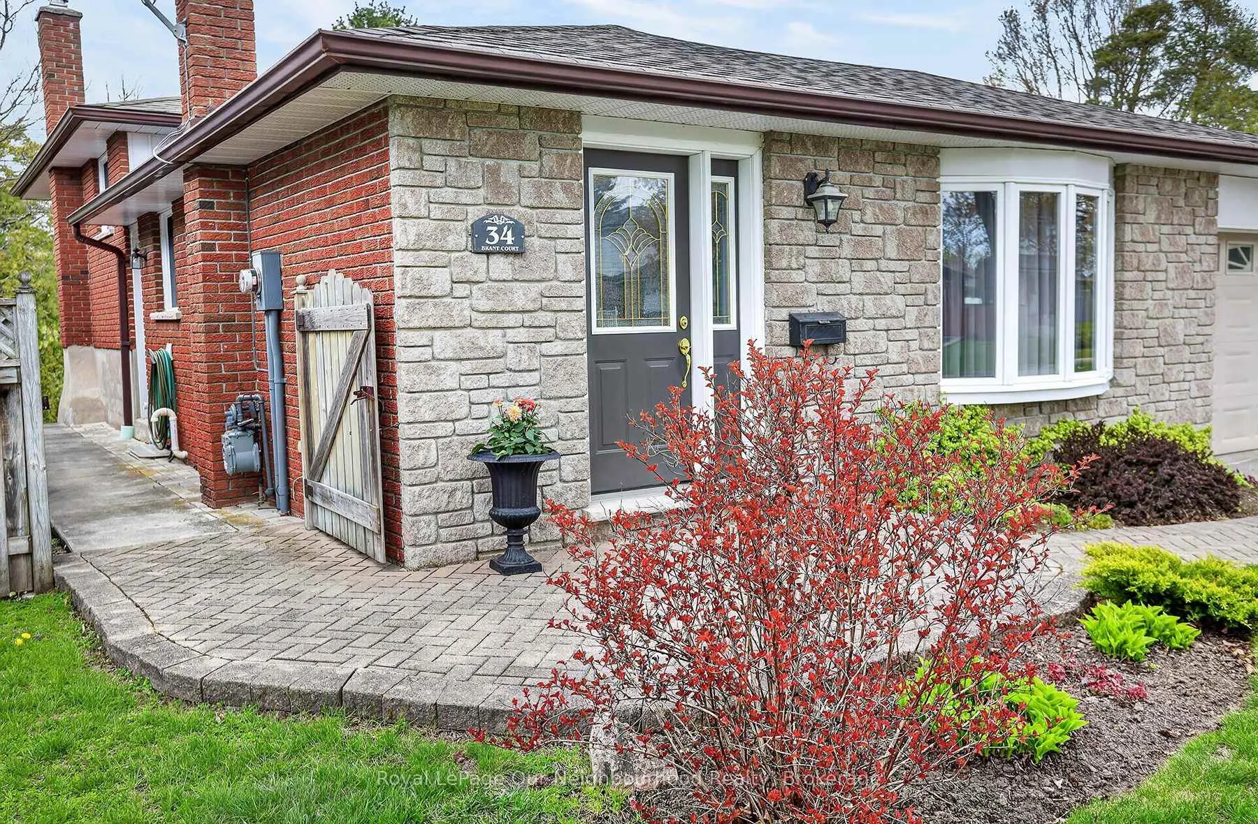 Photo 3 of 34 Brant Court, Oshawa, Samac — HOMEH