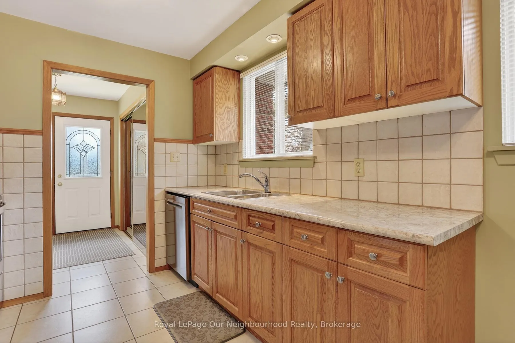 Photo 16 of 34 Brant Court, Oshawa, Samac — HOMEH