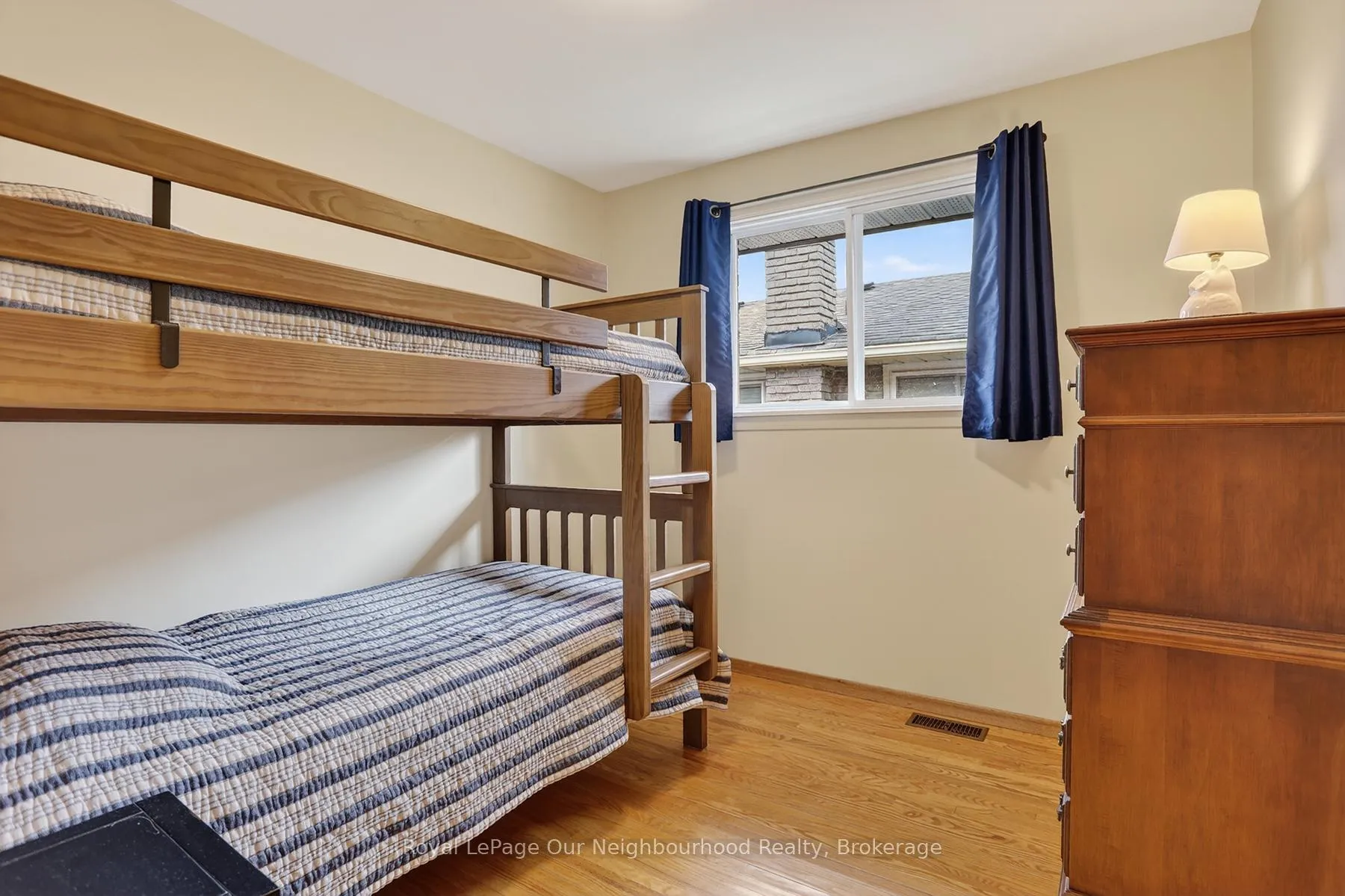 Photo 23 of 34 Brant Court, Oshawa, Samac — HOMEH