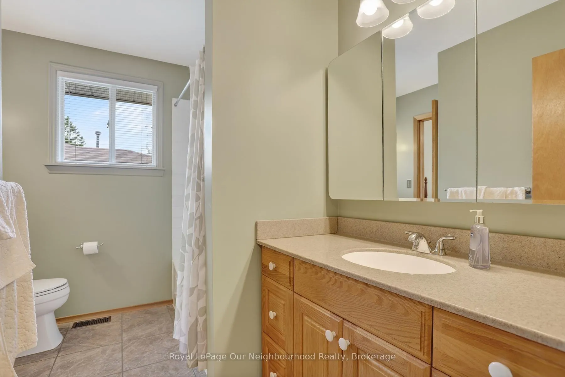 Photo 32 of 34 Brant Court, Oshawa, Samac — HOMEH