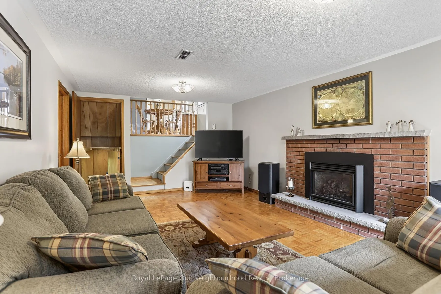 Photo 37 of 34 Brant Court, Oshawa, Samac — HOMEH