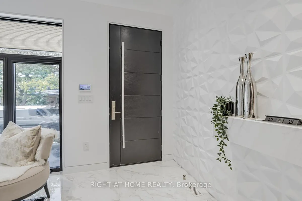 Photo 3 of 675 Huron Street, Toronto, The Annex — HOMEH